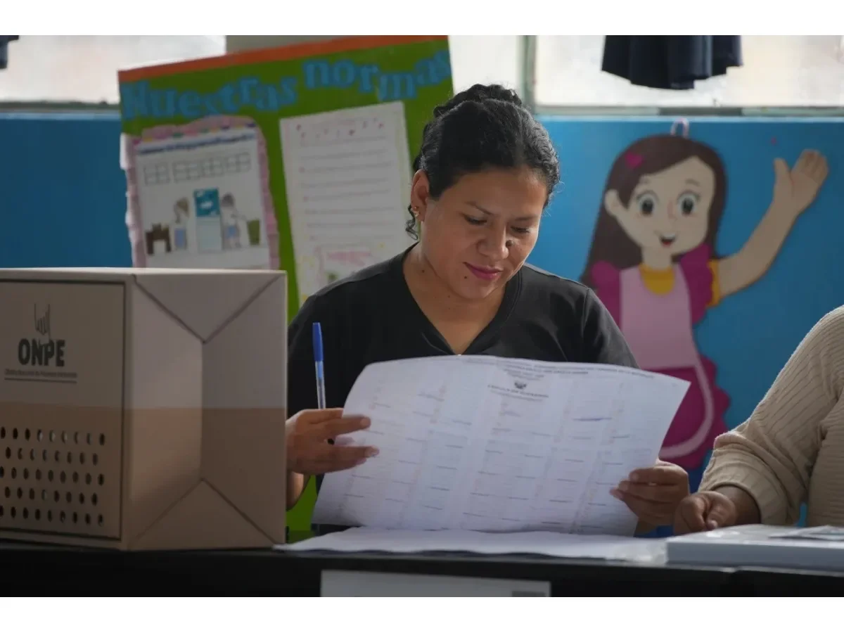 Perú avanza hacia una segunda vuelta presidencial sin definir aún a los dos finalistas