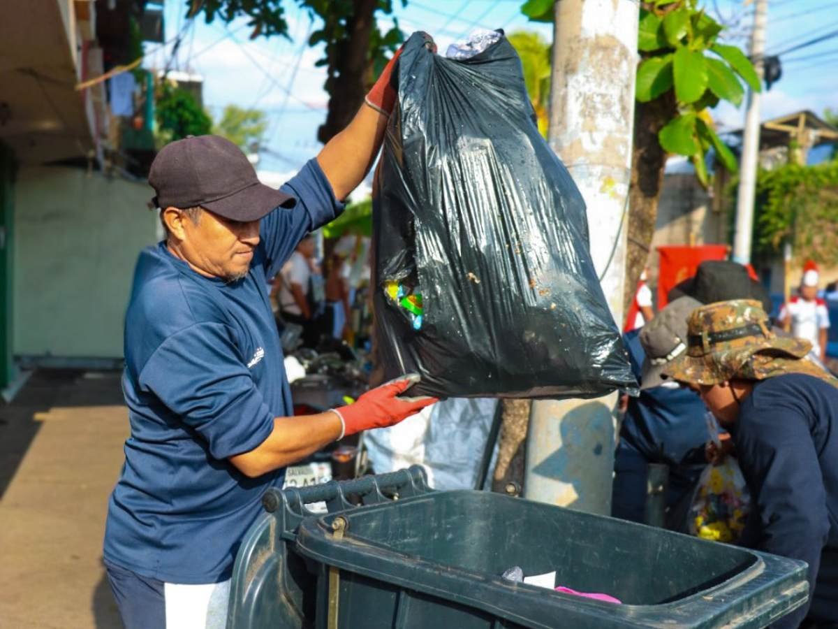 Nuevo sistema obligatorio de recolección de basura en el Centro Histórico de San Salvador busca mejorar limpieza y orden