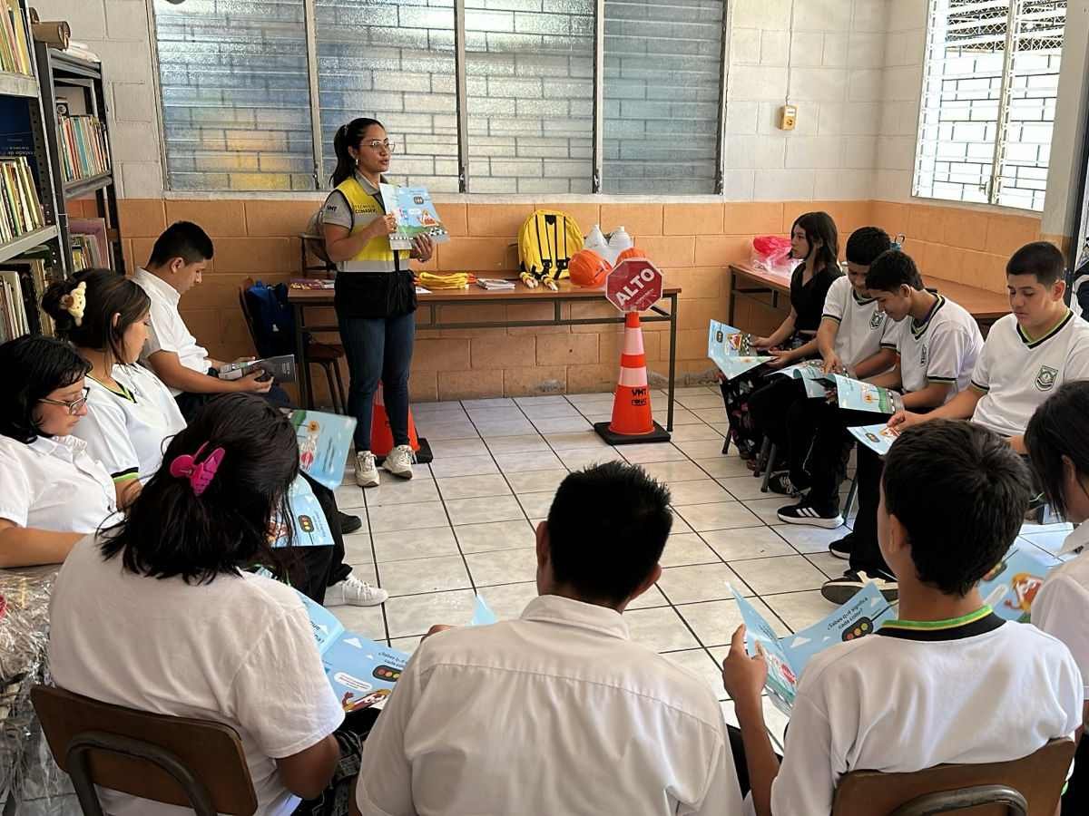 FONAT fortalece la educación vial en escuelas de San Salvador Este para prevenir accidentes