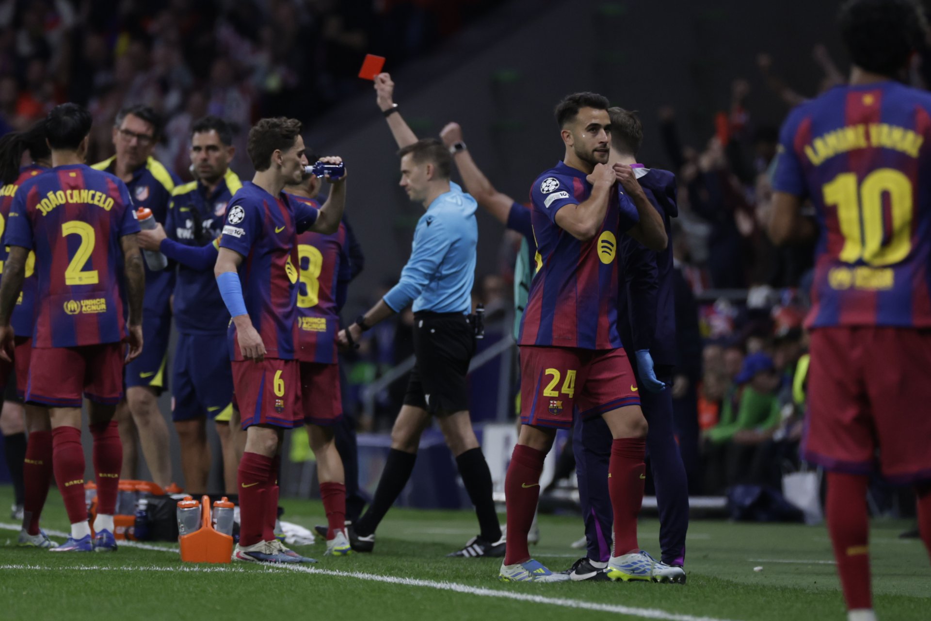 Atlético de Madrid avanza a semifinales de Champions tras polémica con VAR y expulsión en Barcelona