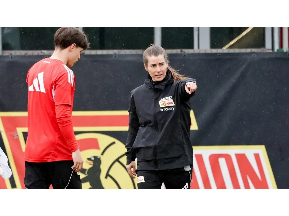 Marie-Louise Eta marca un hito al dirigir su primer entrenamiento en Unión Berlín
