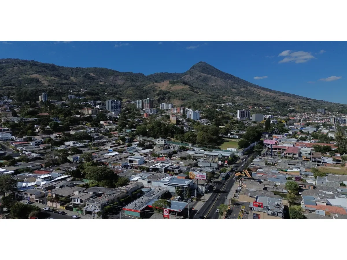 FMI proyecta crecimiento económico del 3.3% para El Salvador en 2026