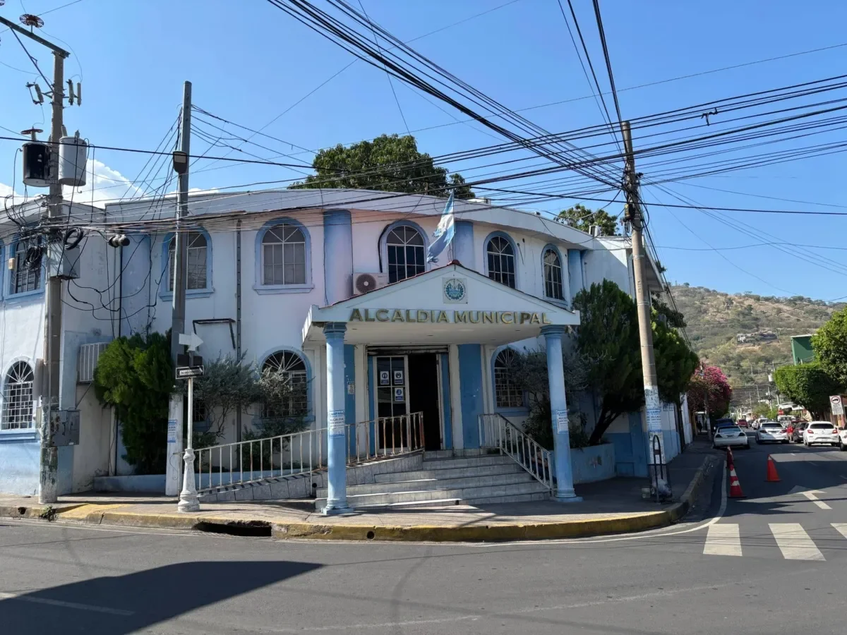 Trabajadores de Alcaldía de San Vicente Sur denuncian presuntas amenazas por denuncias salariales