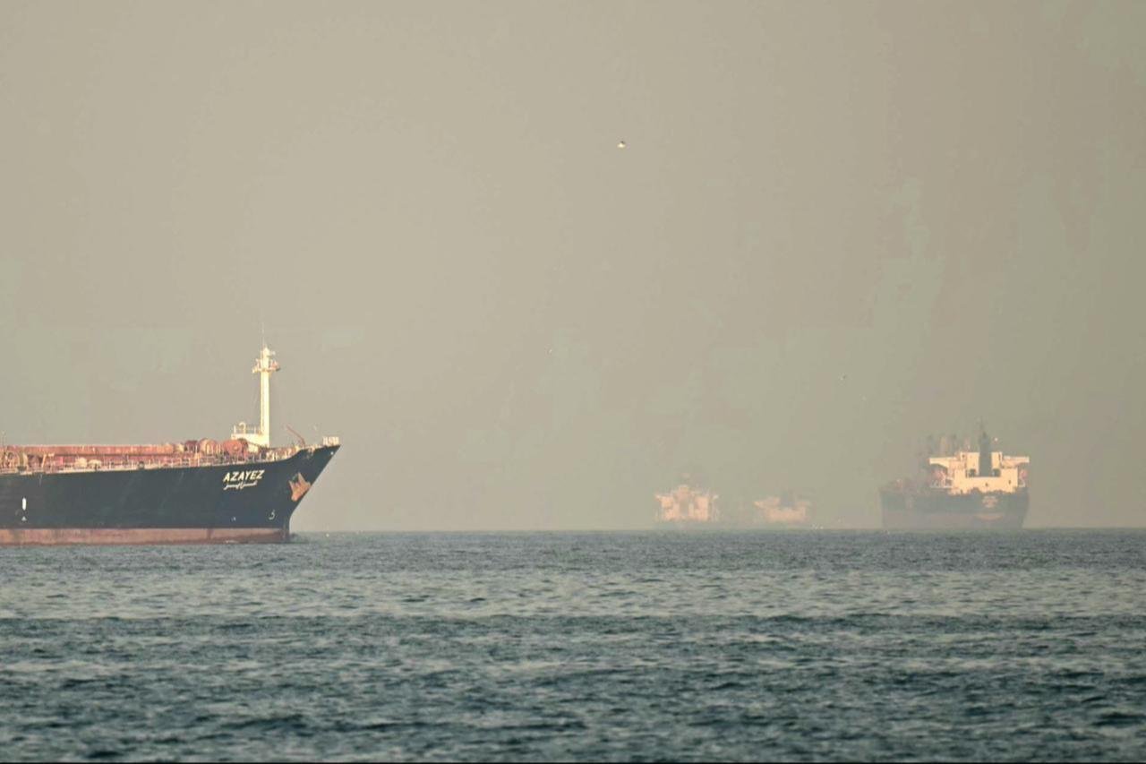 Buques cruzan el estrecho de Ormuz en medio de tensiones entre EE. UU. e Irán