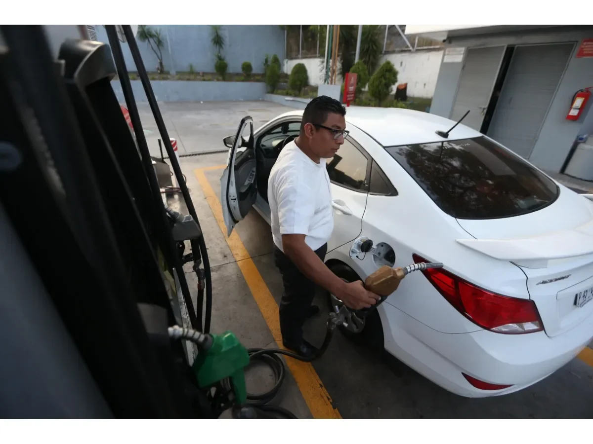 Incremento histórico en precios de combustibles en El Salvador tras conflicto en Medio Oriente