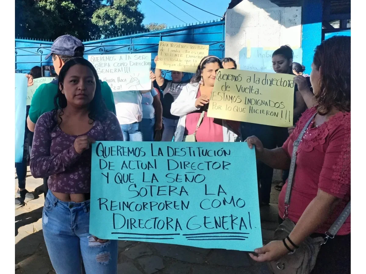 Padres de familia exigen reinstalación de subdirectora destituida en escuela de Ahuachapán