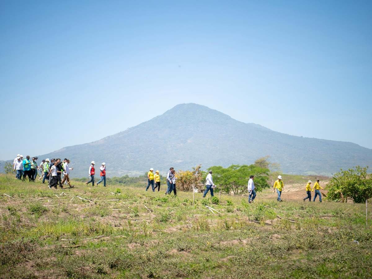 MOP supervisa terreno con 27 empresas para avanzar en licitación del Bypass de Apopa