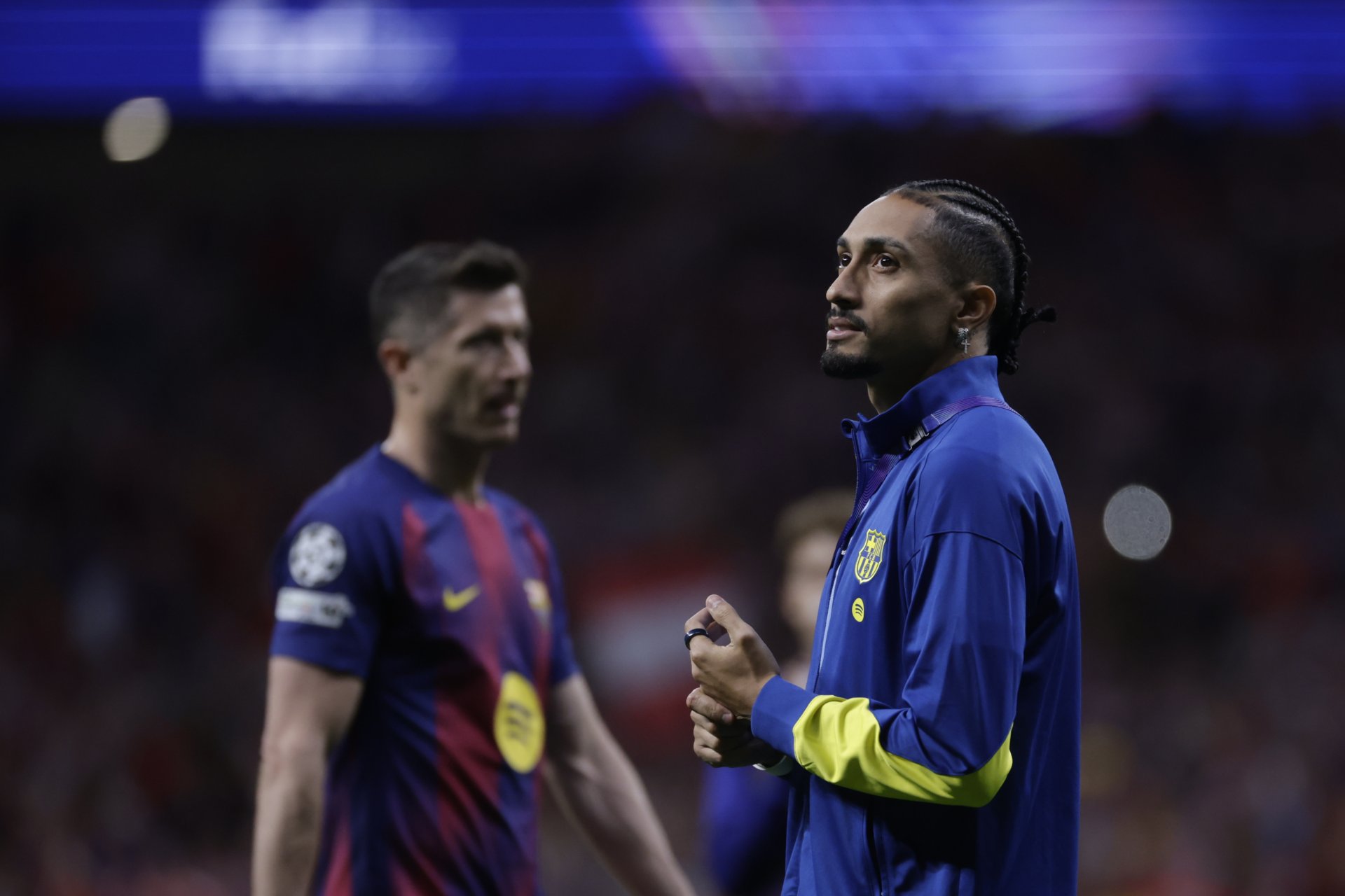 Raphinha ofrece disculpas tras gestos polémicos contra la afición del Atlético de Madrid
