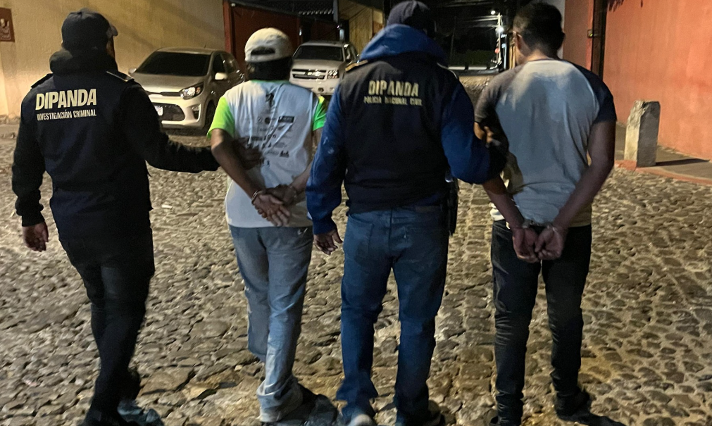 Detienen a tío y sobrino en Antigua Guatemala por estafas con encomiendas de hasta Q75 mil