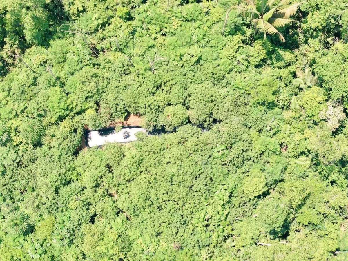 Militares ecuatorianos desmantelan enorme piscina clandestina con 22,000 litros de gasolina en la Amazonía