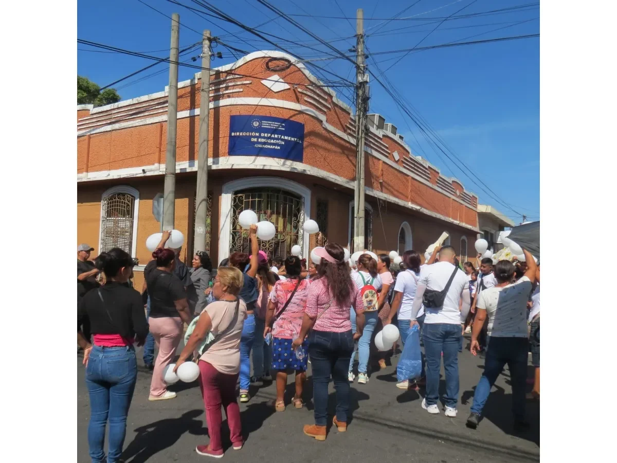 Padres de familia exigen al MINED reinstalación de subdirectora en Ahuachapán tras despido polémico