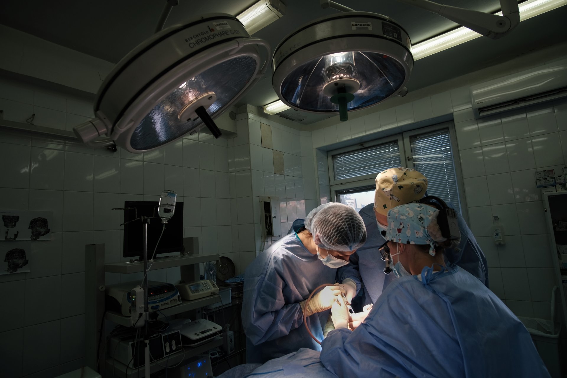Médico en Florida es acusado tras error quirúrgico que causó la muerte de su paciente