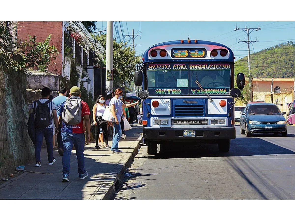 Sector transporte en El Salvador enfrenta crisis: más de 700 unidades no se renovarían en 2024 Sector transporte en El Salvador enfrenta crisis: más de 700 unidades no se renovarían en 2024