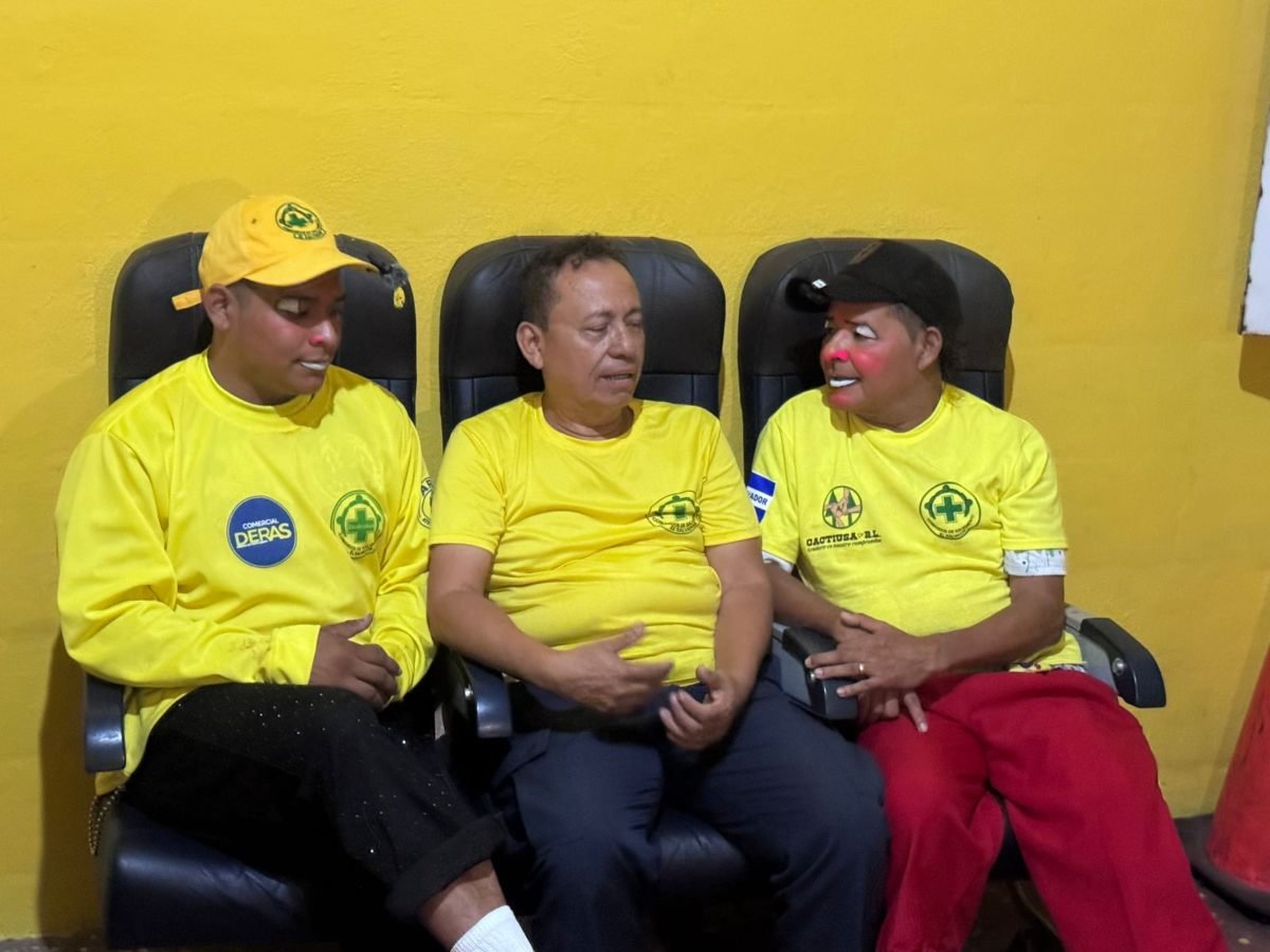 Roberto Alfaro, \'Cocolito\', se une a Comandos de Salvamento y atiende emergencia en La Paz