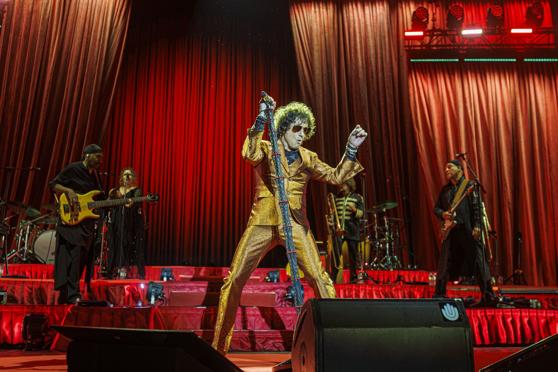 Enrique Bunbury anuncia gira y comparte detalles de su nuevo álbum “De un siglo anterior”