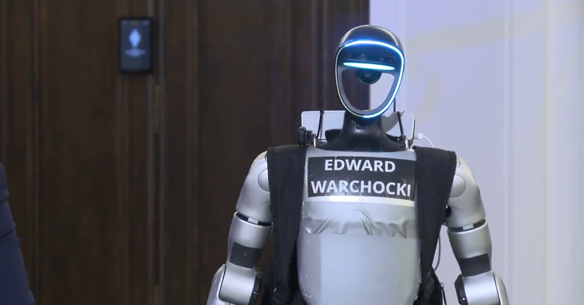 Edward Warchocki: el robot humanoide que revoluciona Polonia entre jabalíes y el Parlamento