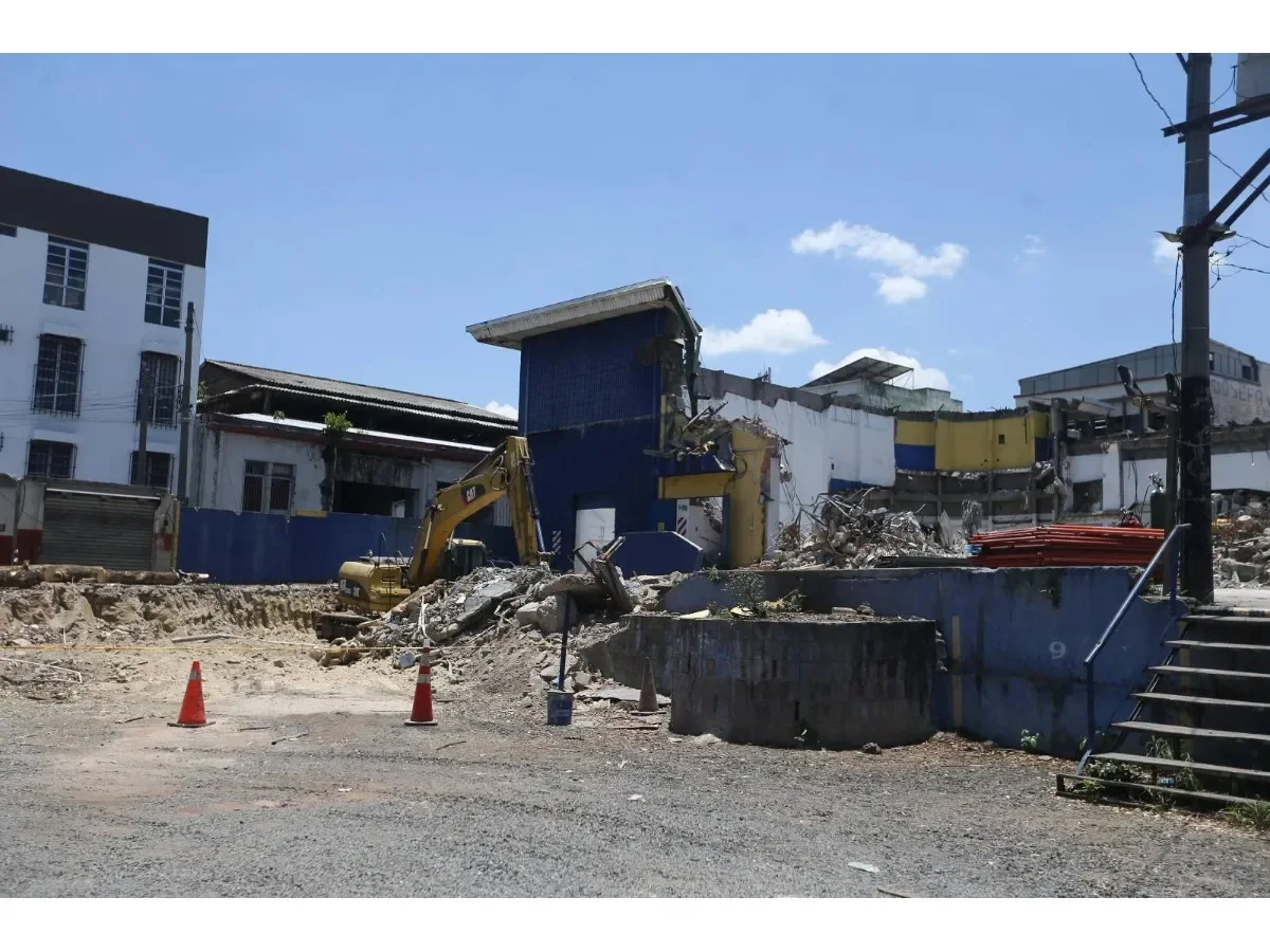 Inician demolición del histórico edificio del ex Cine España en el Centro Histórico de San Salvador