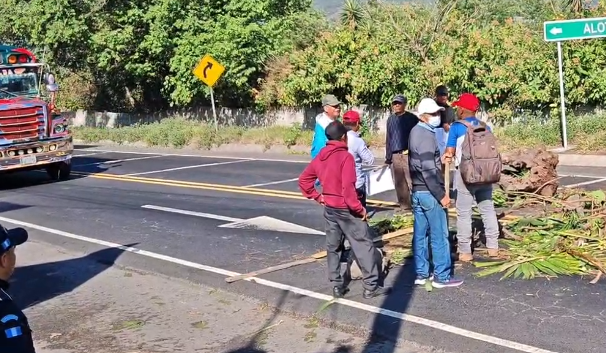 Manifestación provoca severos retrasos en el km 82 de la Ruta Nacional 14 en Sacatepéquez