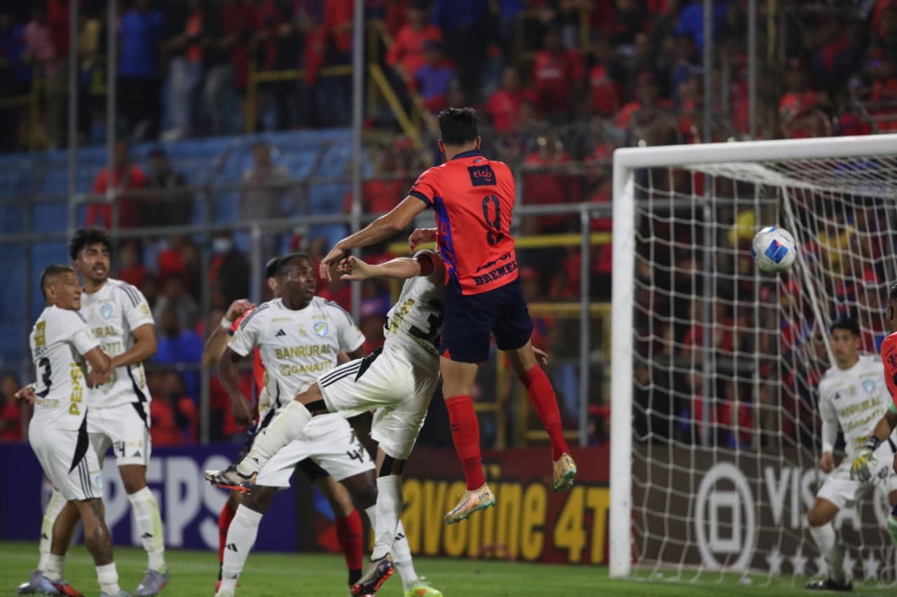 José Carlos Martínez define el Clásico 337 con un gol de cabeza para Municipal sobre Comunicaciones