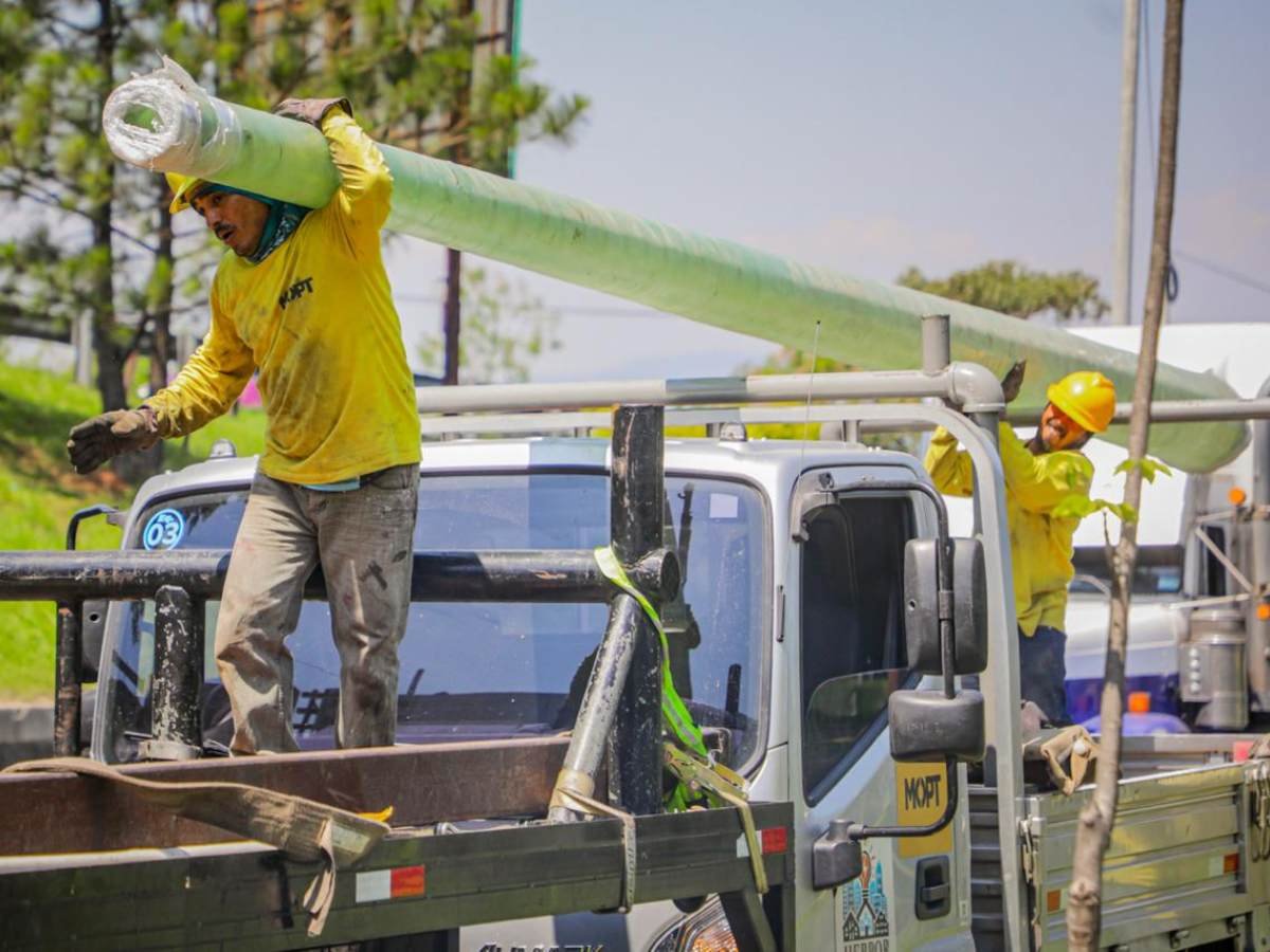 Mejoran seguridad vial con instalación de postes traslúcidos en la carretera de Oro en El Salvador
