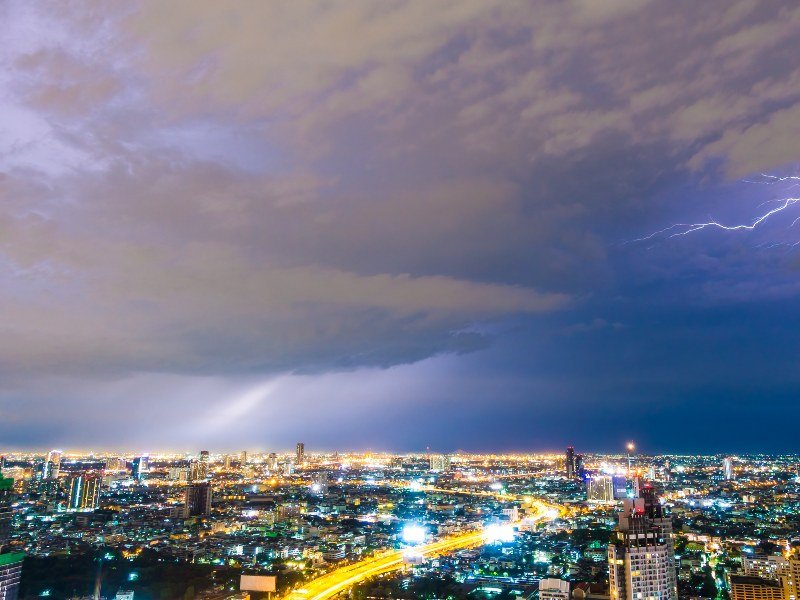 Estados Unidos enfrenta tormentas severas y frío extremo tras ola de calor récord