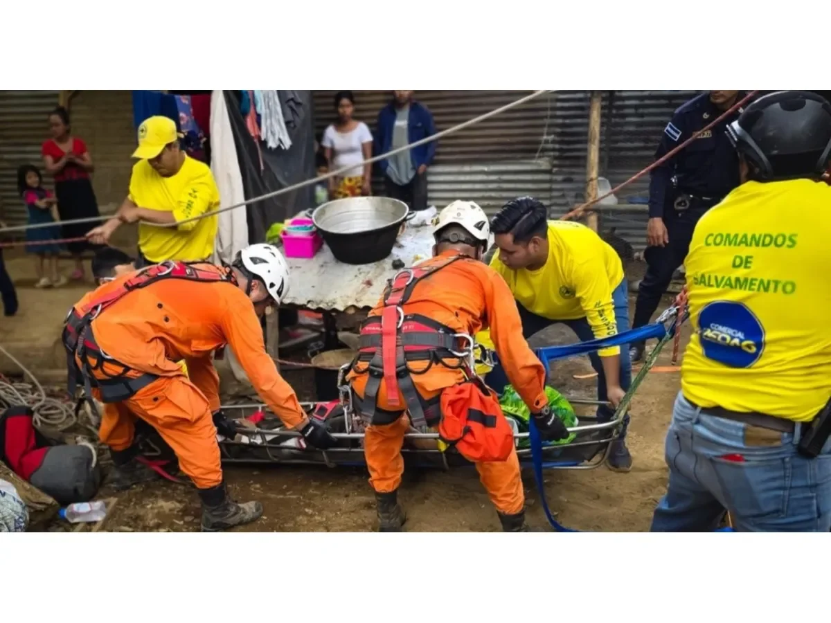 Bomberos rescatan a mujer que cayó en fosa séptica en construcción en Sonsonate