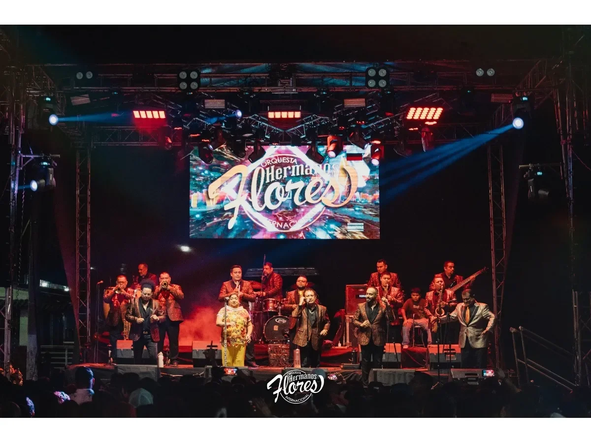 Hermanos Flores rinden emotivo homenaje a sus fundadores en Coachella