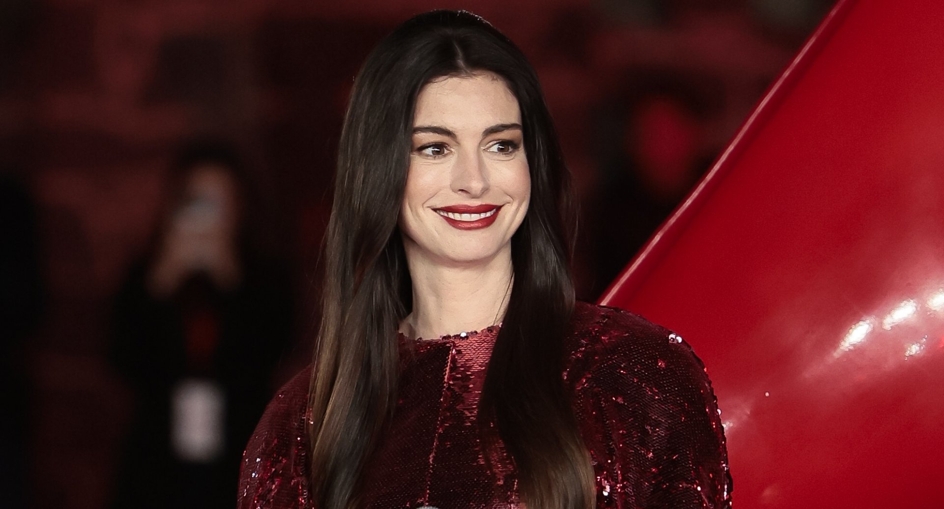 Anne Hathaway comparte anécdotas y bromas sobre \'El diablo viste a la moda 2\' y Stanley Tucci