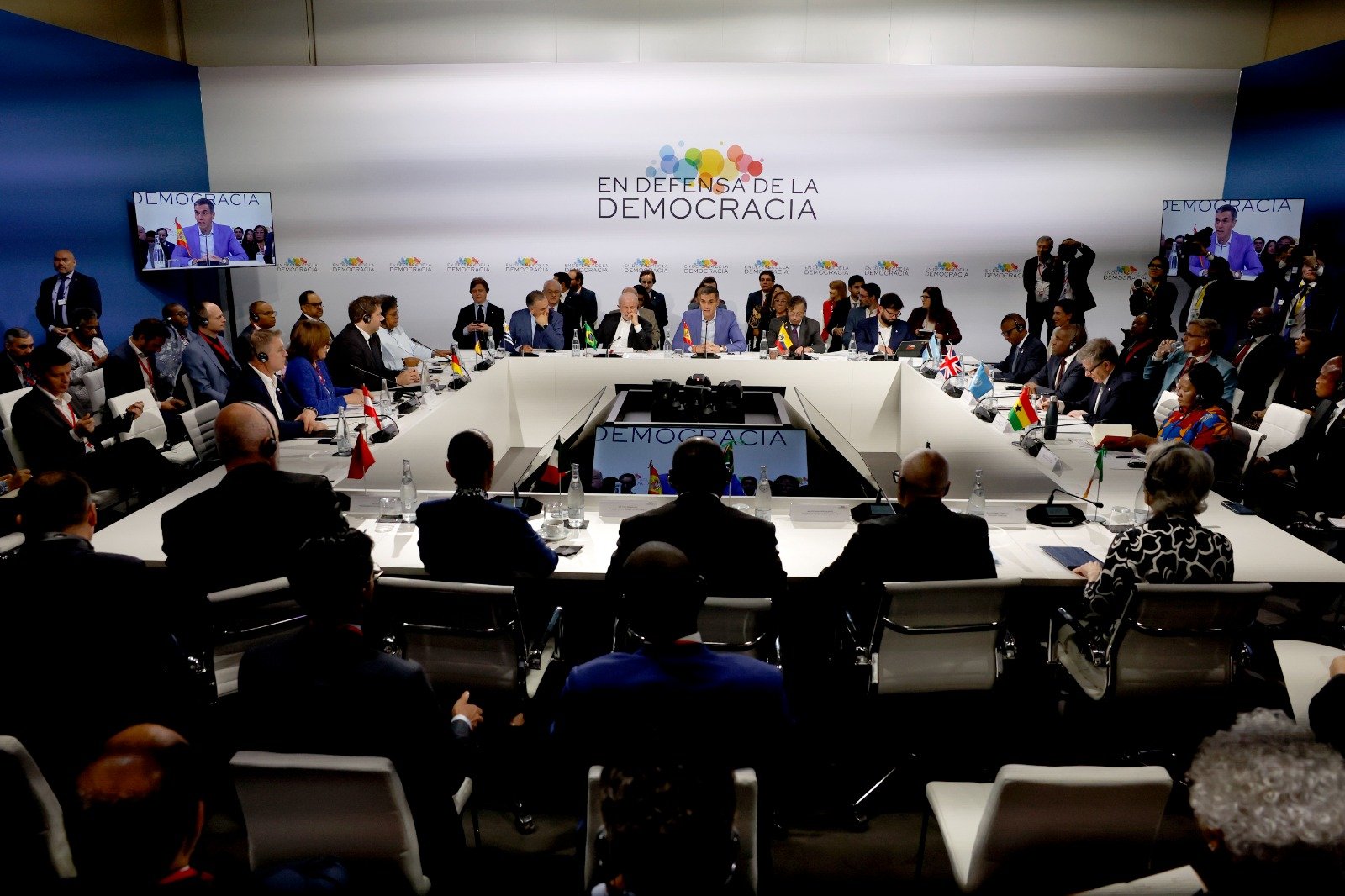 Líderes globales proponen reformas clave a la ONU en la IV Cumbre por la Democracia en Barcelona