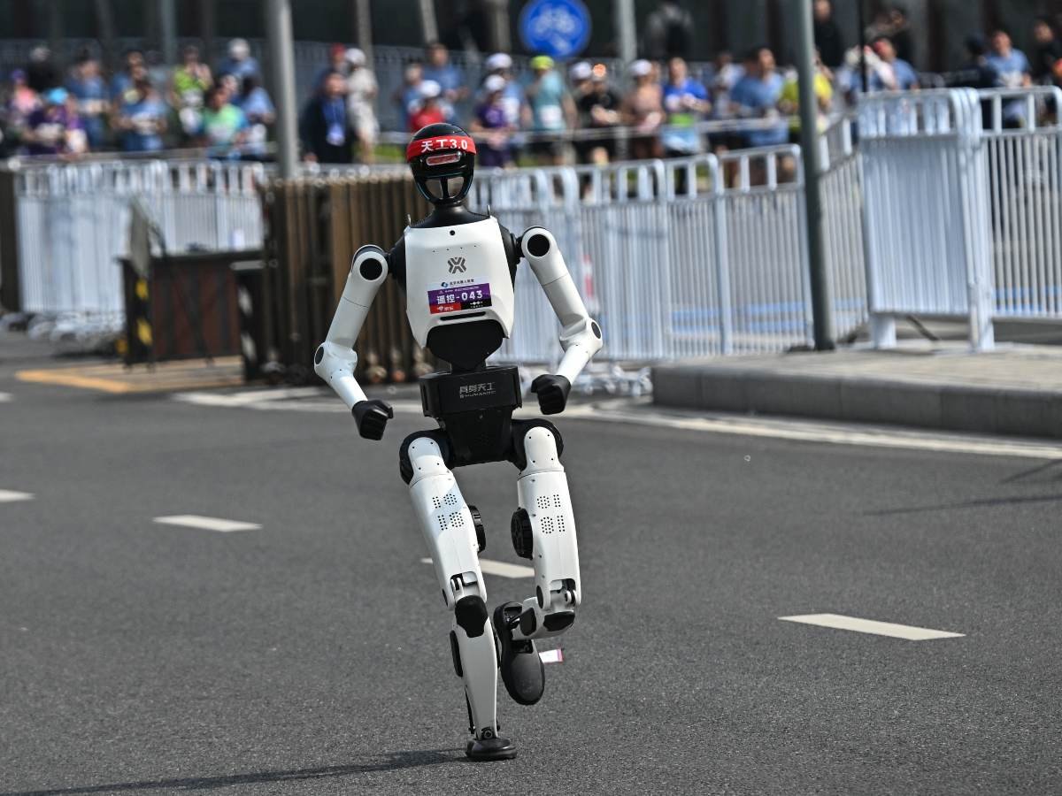 Robots humanoides establecen nuevo récord mundial en medio maratón de Pekín