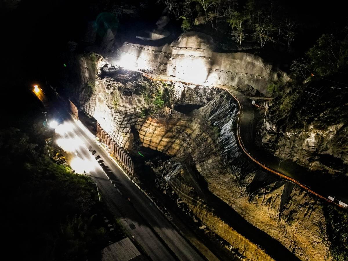 Concluye con éxito detonación controlada en Los Chorros y se restablece el tránsito vehicular