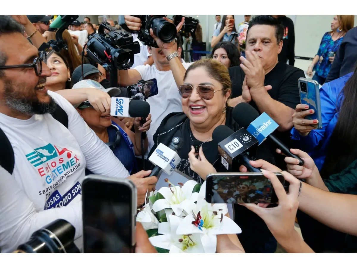 Hermanos Flores regresan a El Salvador tras histórica presentación en Coachella