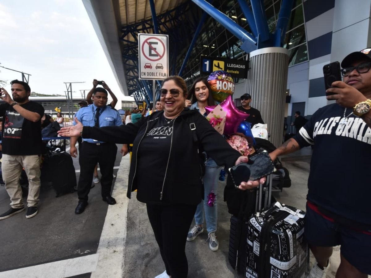 Los Hermanos Flores reciben emotiva bienvenida en aeropuerto tras su presentación en Coachella