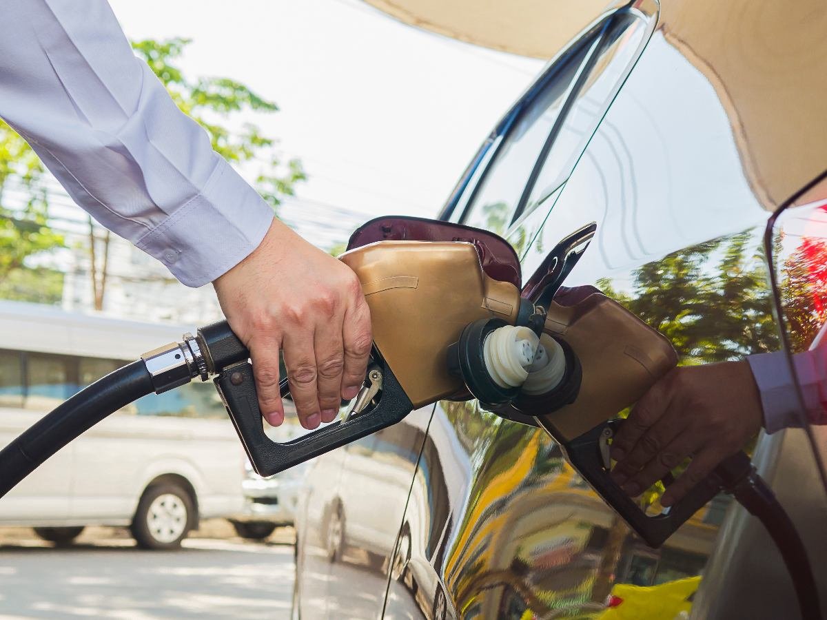 Estados Unidos prevé que precio de gasolina se mantenga sobre $3 hasta 2027 por conflicto en Irán