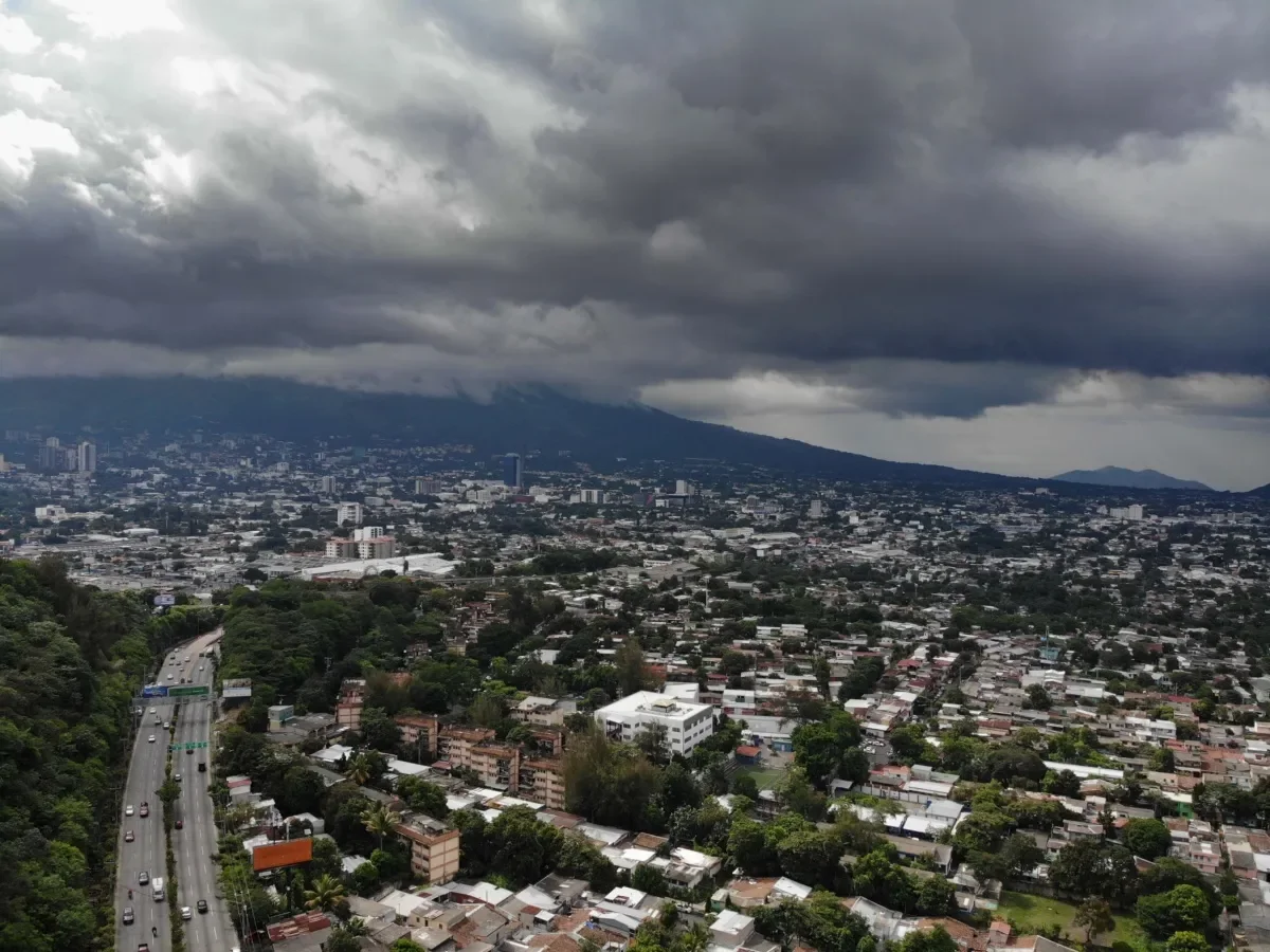 Influencia de sistemas meteorológicos en El Salvador: alta presión, frente frío, vaguada y vientos nortes