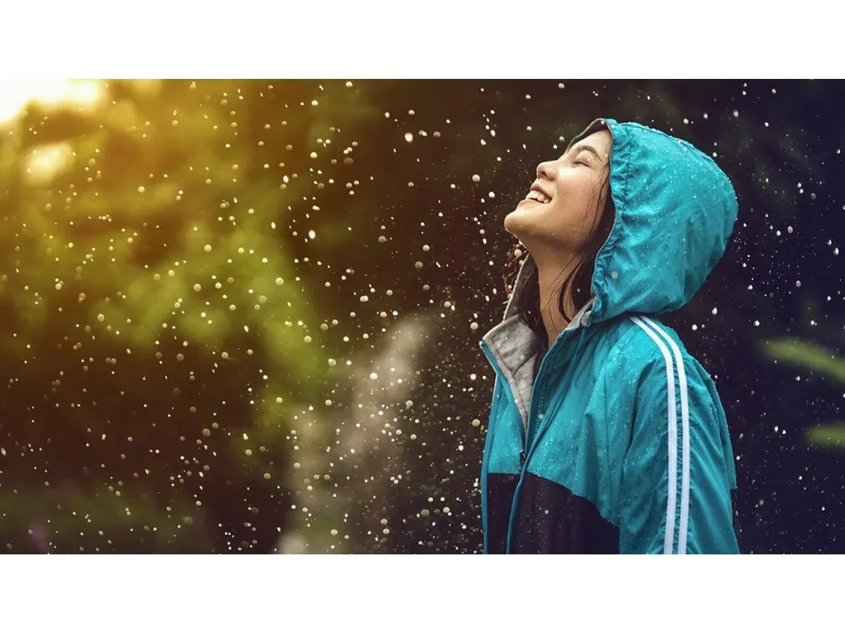 Cuatro beneficios comprobados de salir bajo la lluvia para la salud y el bienestar
