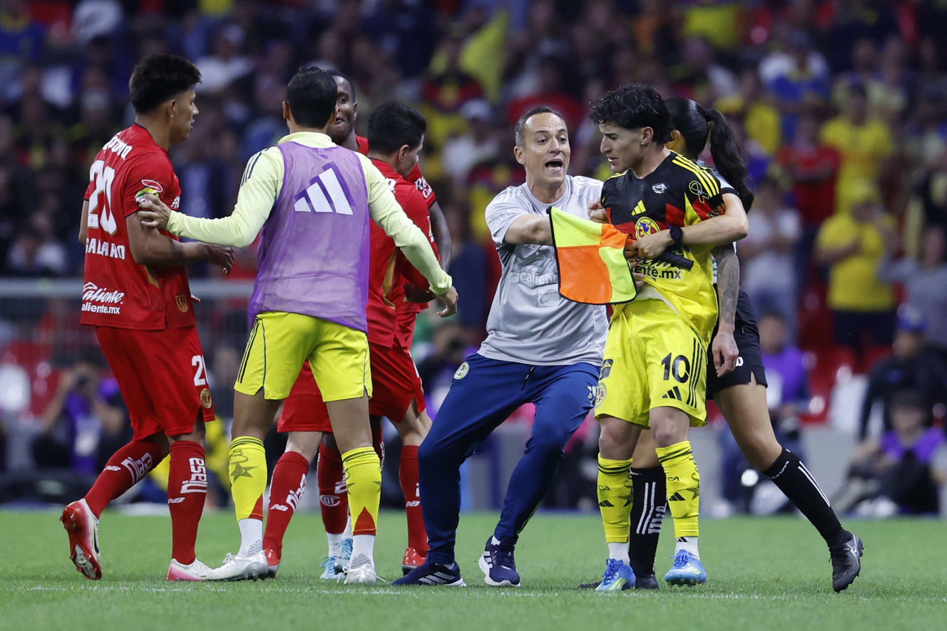 Expulsión de Helinho provoca incidentes y confrontaciones tras América vs Toluca en Estadio Azteca