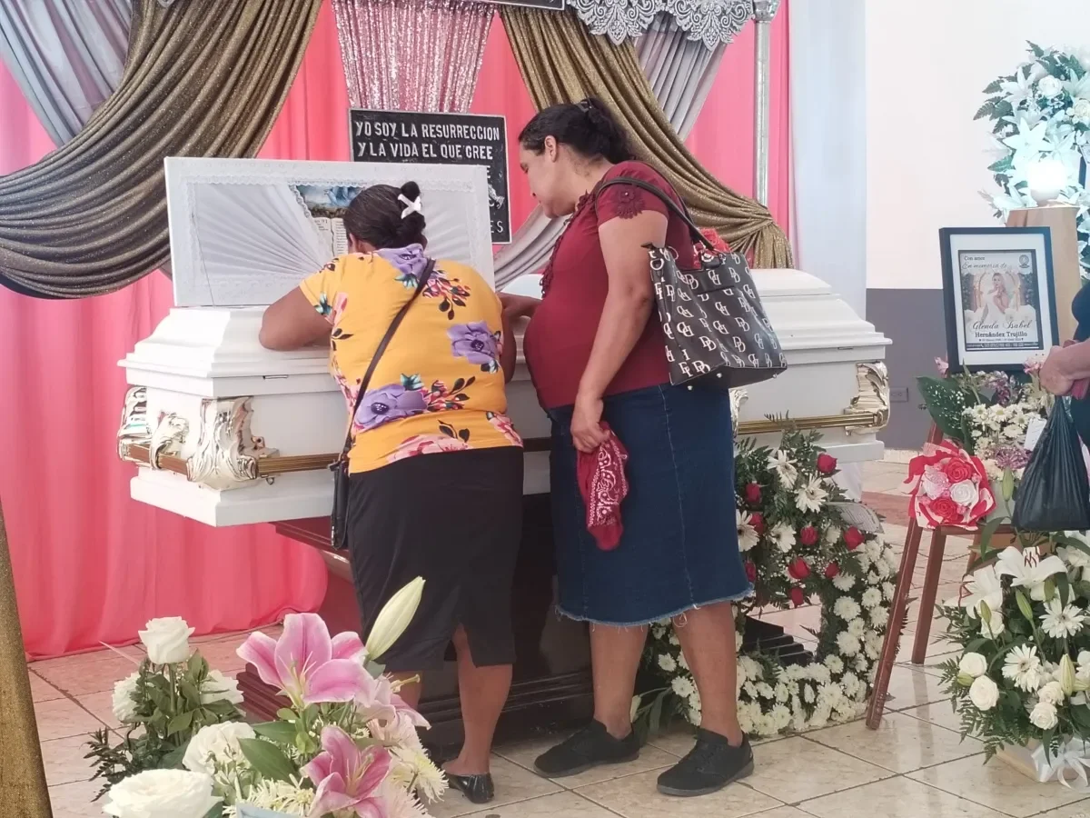 Santa Ana despide a Glenda Isabel Hernández, víctima de feminicidio y madre dedicada