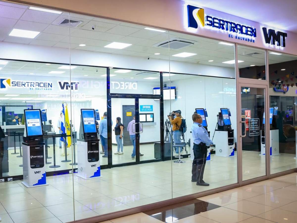 Sertracen inaugura nueva sucursal en Plaza Mundo Apopa con innovadores kioscos digitales