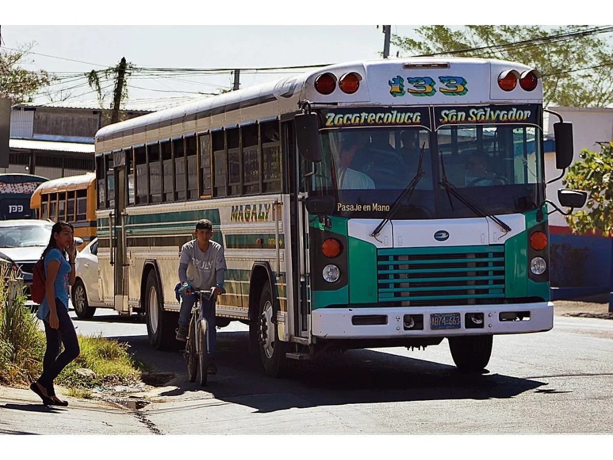 Extienden a 2027 instalación de cámaras y GPS en transporte público de El Salvador