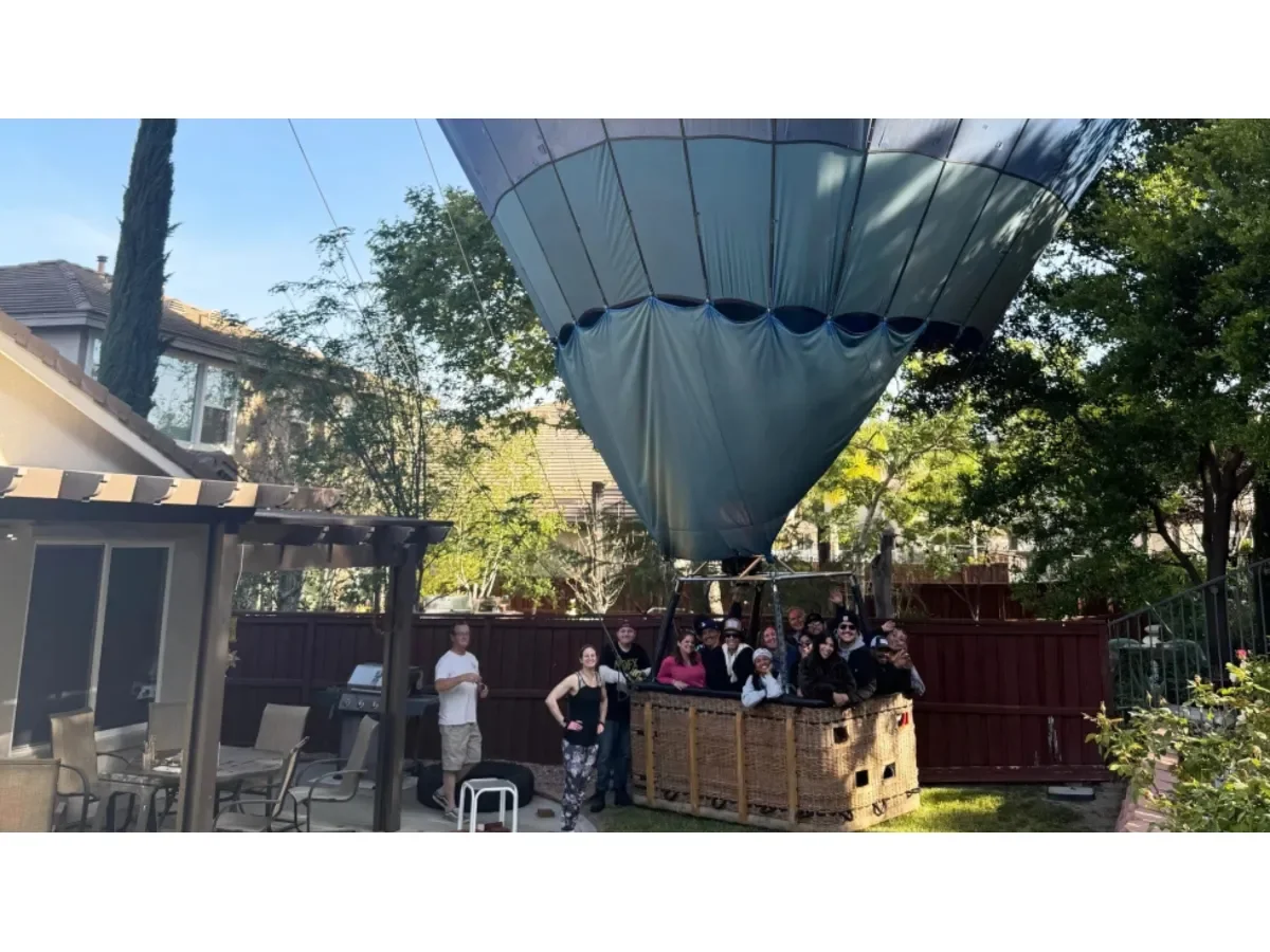 Globo aerostático con 13 personas aterriza de emergencia en jardín residencial de California