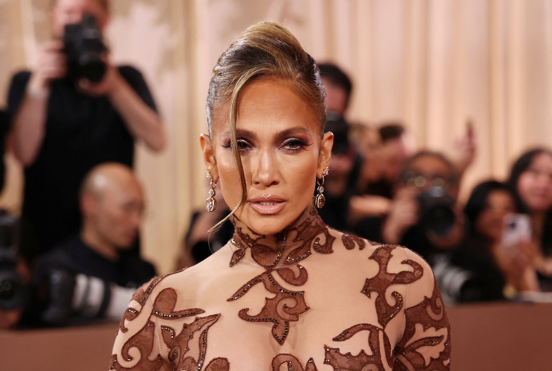 Jennifer Lopez y Brett Goldstein protagonizan la comedia romántica \'Office Romance\' en Netflix