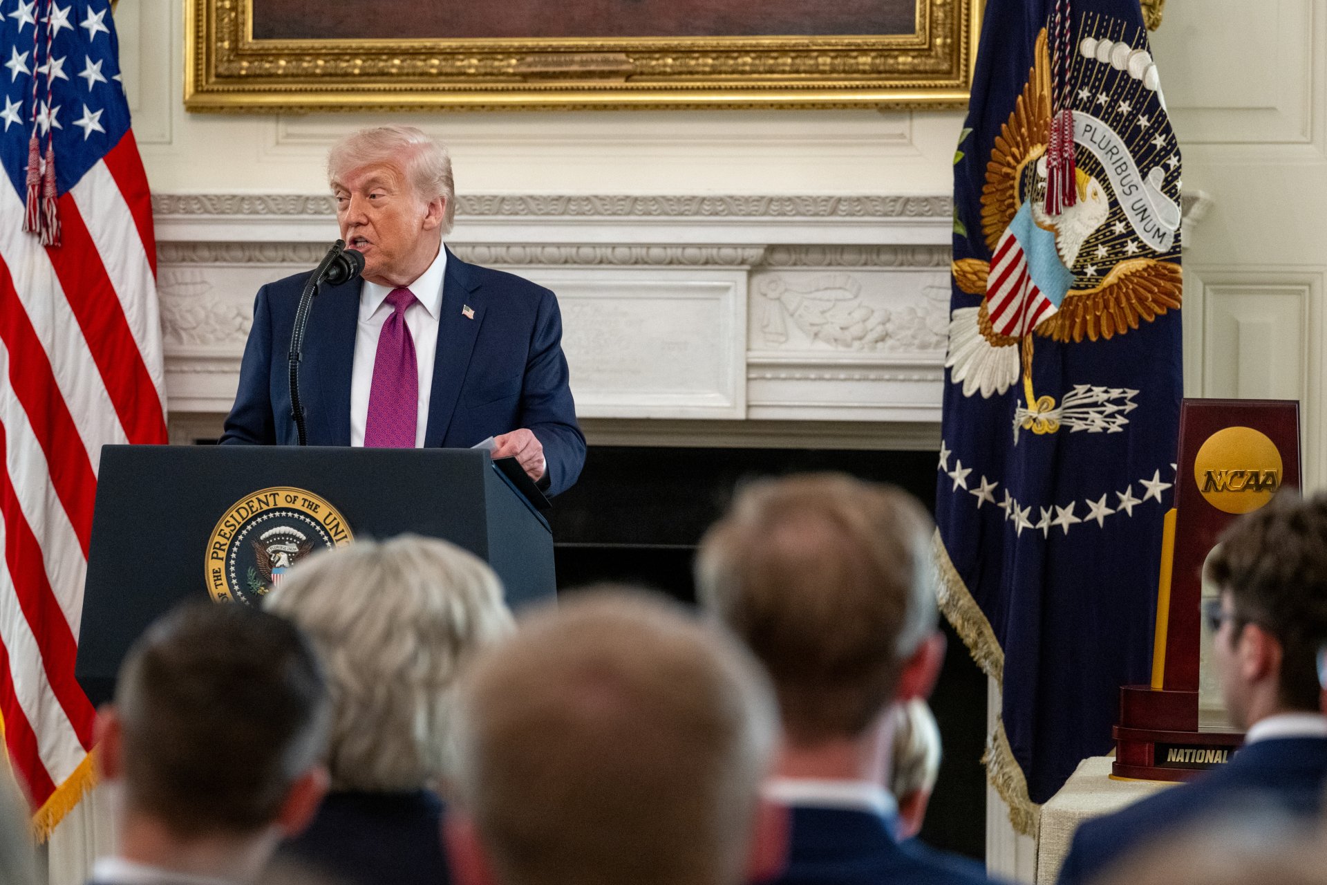 Donald Trump lee pasaje bíblico clave en medio de tensiones con Irán y críticas al Papa