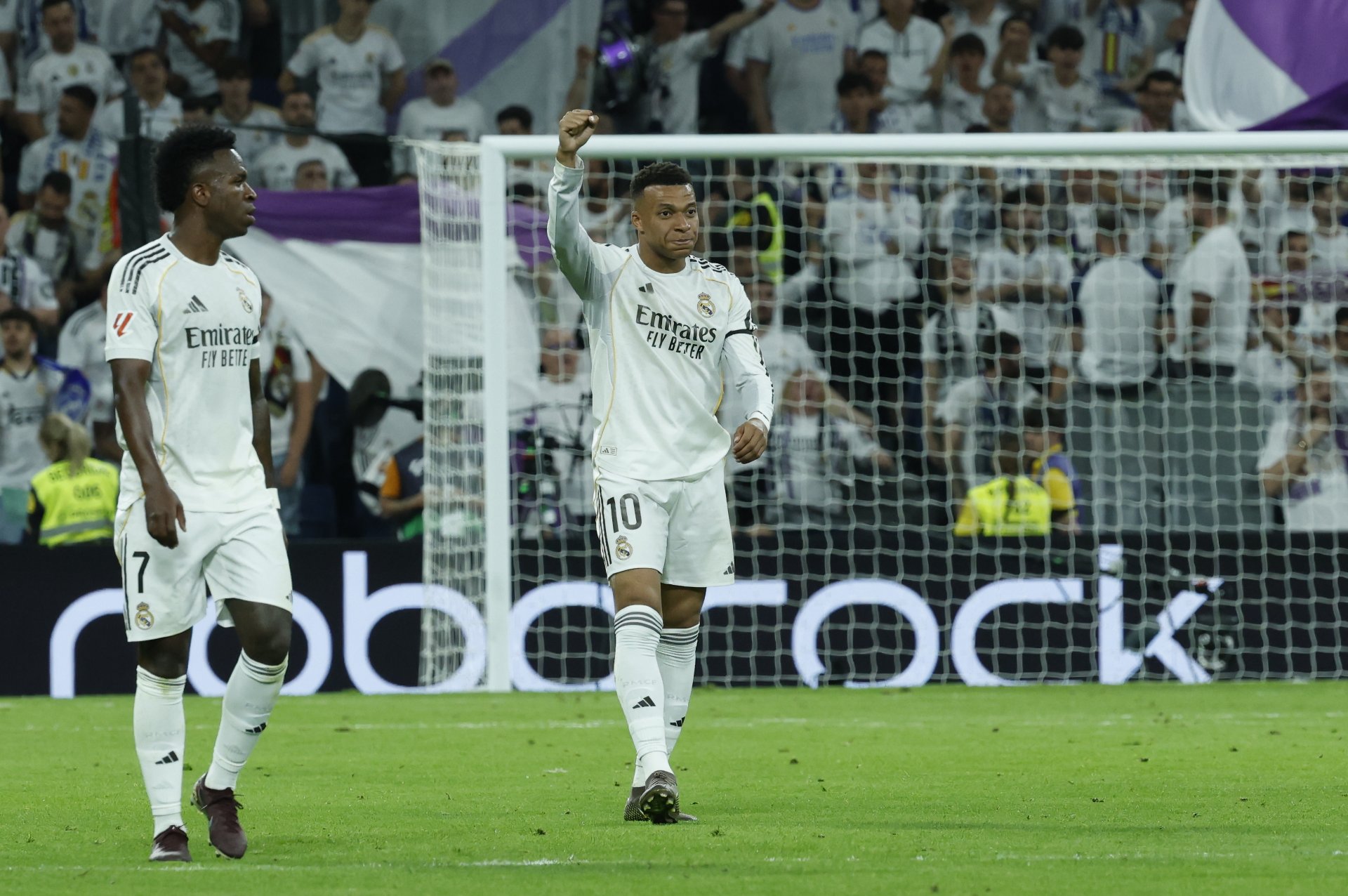 Vinícius y Mbappé aseguran triunfo del Real Madrid en un partido discreto ante Alavés