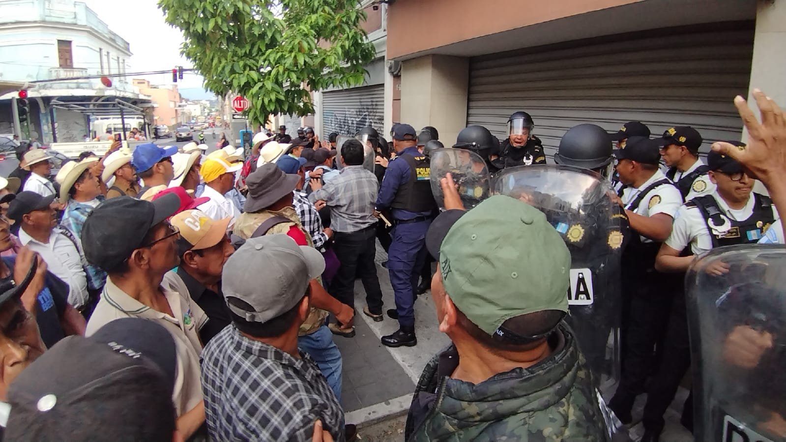 Veteranos militares bloquean accesos al Congreso y enfrentan a agentes de la PNC en zona 1 de Ciudad de Guatemala
