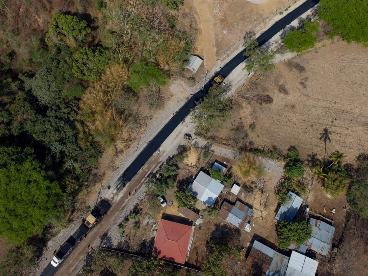 Avanza la pavimentación de más de 4 km en la carretera hacia el cantón Los Toles en Ahuachapán
