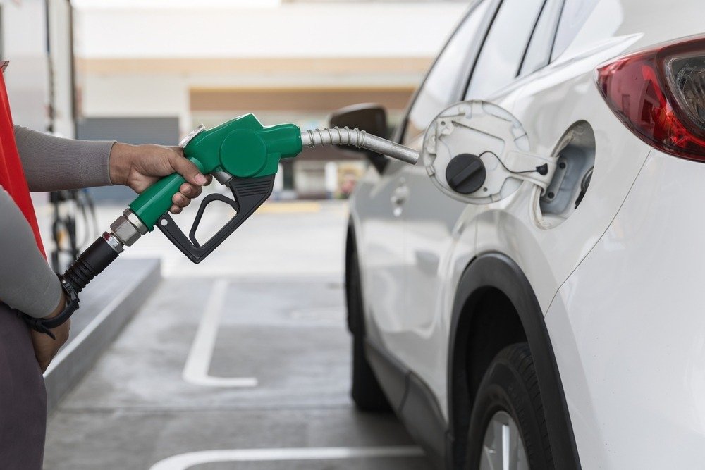 El impacto del mercado petrolero en el precio de la gasolina: ¿Por qué sube rápido y baja lentamente?