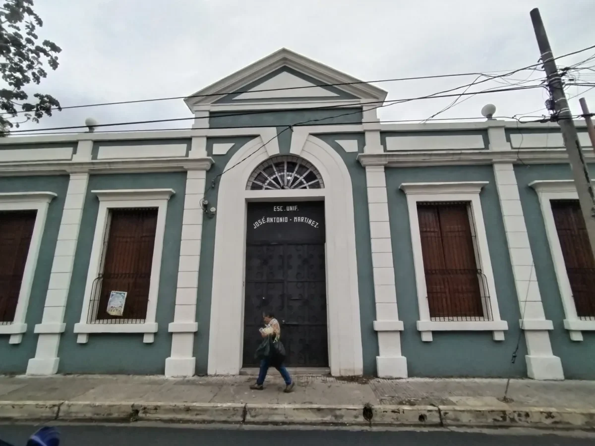 Padres exigen a Ministerio de Educación informe sobre remodelación del Centro Escolar José Antonio Martínez en Santa Ana