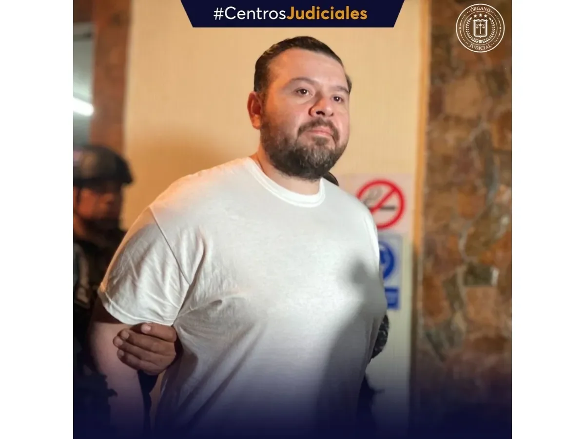 Condenan a excomisionado presidencial y su asistente por cohecho impropio en El Salvador