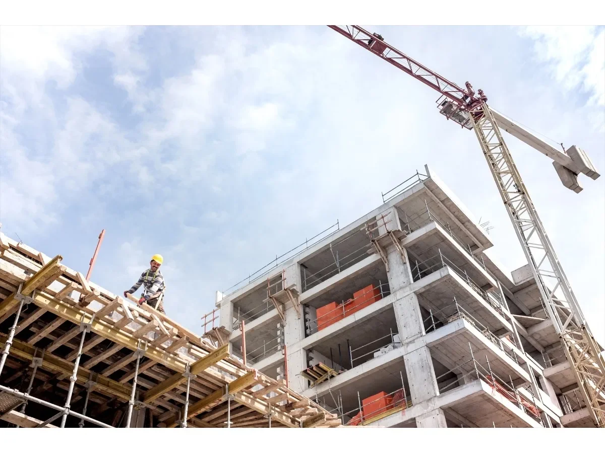 Impacto del conflicto global en precios de materiales de construcción en El Salvador